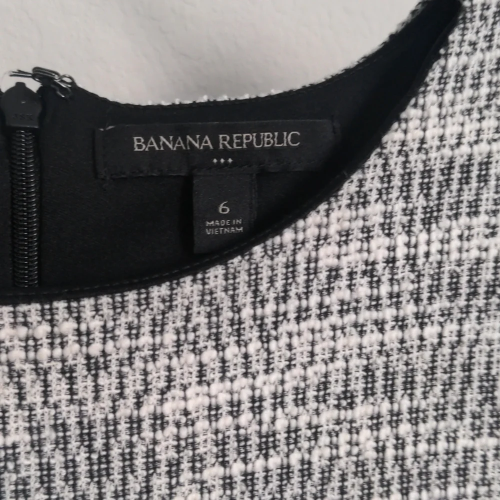 Like New Banana Republic Sleeveless Tweed Sheath Dress - 6 - Picture 2 of 3